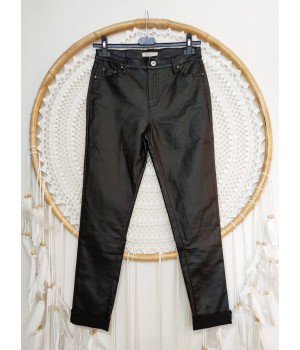 pantalon efecto cuero